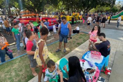 Crianças celebram o feriado com o evento ‘Brincando na Praça com os Anjos da Guarda’