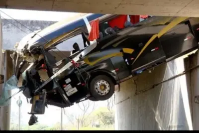 Ônibus que caiu em viaduto e deixou 30 pessoas feridas, na madrugada deste domingo (17), é retirado do local.