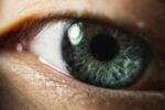 Mudança brusca de temperatura, poluição e uso intenso de aparelhos eletrônicos podem causar olho seco e irritação ocular