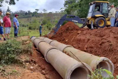 AGRICULTURA EXECUTA OBRA DE ESCOAMENTO  DE ÁGUA NA ESTRADA ORLANDO DE ARRUDA