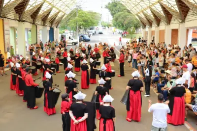 Holambra inicia comemoração dos 32 anos com apresentações artísticas e culturais e emocionante chuva de pétalas