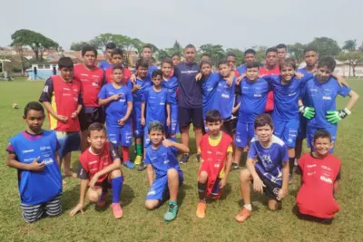 Jogador de Futebol profissional visita alunos do Projeto Esporte é Saúde