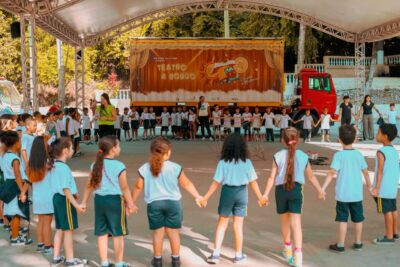 Grupo Teatro a Bordo agita a criançada na Praça de Esportes “Emil Rached”