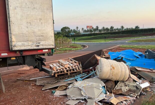 Prefeitura multa empresa por descarte irregular de lixo às margens de estrada em Artur Nogueira