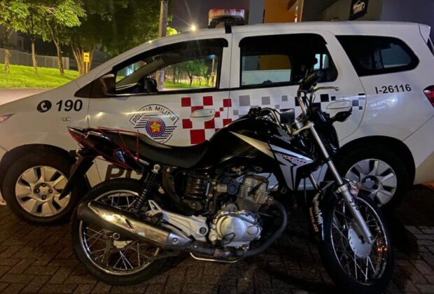 Moto furtada em Mogi Mirim é recuperada pela PM de Mogi Guaçu durante patrulhamento noturno