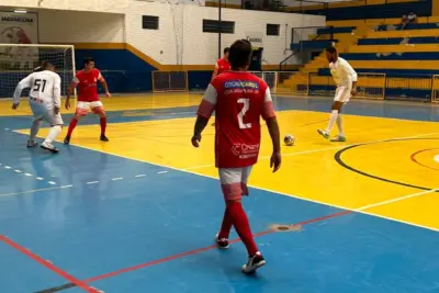 BEIRA RIO BOTEQUIM E PAROGI CONQUISTAM VAGA PARA A FINAL DO CAMPEONATO DE FUTSAL VETERANOS