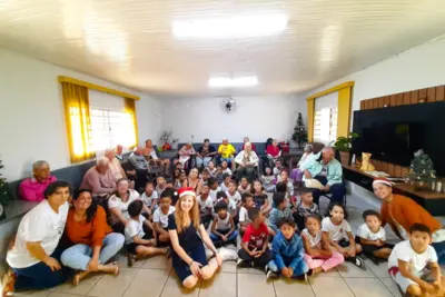 Em mais um ato de solidariedade, alunos levam magia do Natal à Aidan