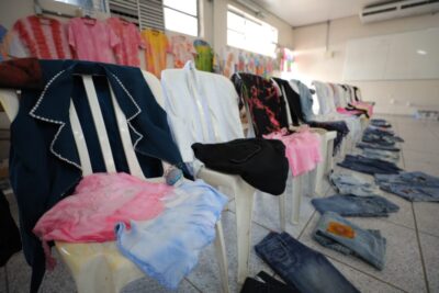 Oficina de Customização de Vestuário oferecida pelo Fundo Social promove transformação de roupas em peças únicas
