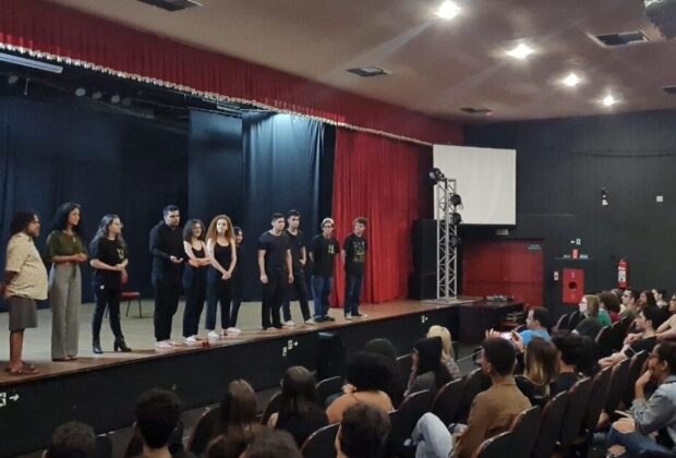 Grupo de Teatro Abrakortina se apresentou em Cosmópolis
