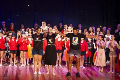 CIA DE DANÇA ESCOLA DAS ARTES FAZ APRESENTAÇÃO DURANTE PROGRAMAÇÃO NATALINA NO TEATRO