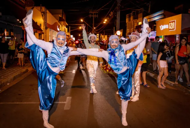 Com desfile na avenida, magia do natal invade ruas de Artur Nogueira