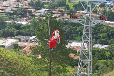 Papai Noel esteve atendendo as crianças no Mirante do Morro do Cristo