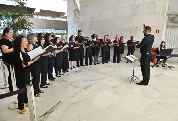 Coral dos Servidores encanta público com músicas natalinas