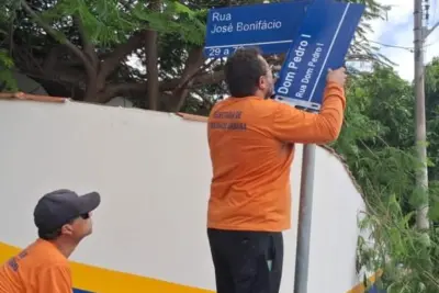 MOBILIDADE URBANA TROCA PLACAS DE SINALIZAÇÃO DE TRÂNSITO E DE NOMES DE RUA