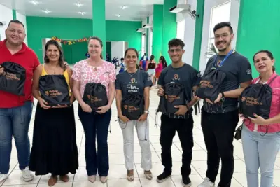 300 CRIANÇAS ASSISTIDAS PELO CRAS RECEBEM KITS ESCOLARES EM PARCERIA COM A COOPERATIVA VEILING