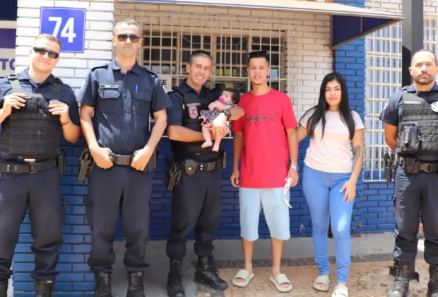 Guardas Municipais de Holambra que salvaram bebê engasgada reencontram pais da menina