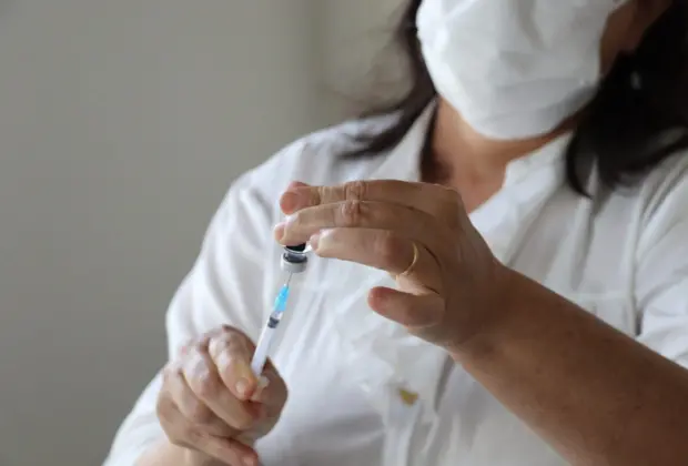 “Todas as idades em foco: Holambra inicia imunização anual contra a Covid-19, priorizando crianças e grupos de risco”