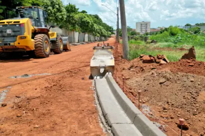 Rua Tarquinio dos Santos começa a receber infraestrutura de guias e sarjetas 