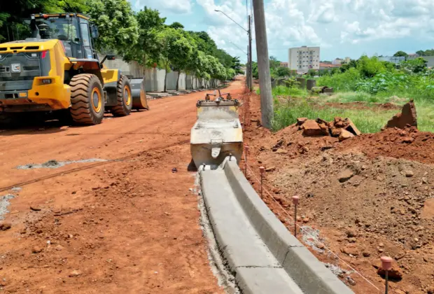 Rua Tarquinio dos Santos começa a receber infraestrutura de guias e sarjetas 