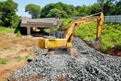 Iniciada a construção de estrutura de gabiões da cabeceira da nova ponte da Avenida Brasil 