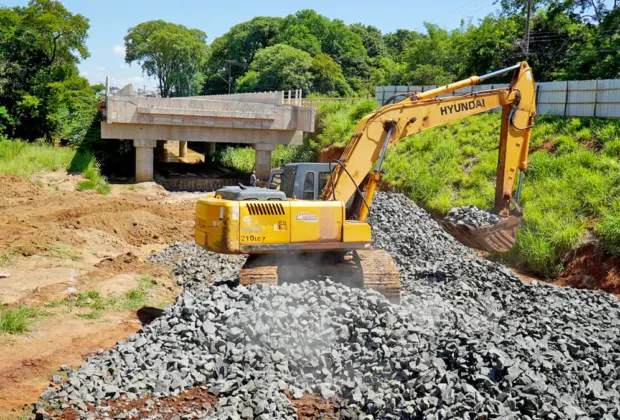 Iniciada a construção de estrutura de gabiões da cabeceira da nova ponte da Avenida Brasil 