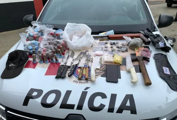 Operação policial em Jaguariúna resulta na prisão de indivíduo por tráfico de drogas, porte ilegal de arma e munição