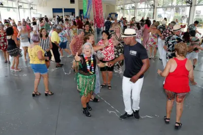 EDIÇÃO DE CARNAVAL ANIMA FOLIÕES NO BAILE DA TERCEIRA IDADE