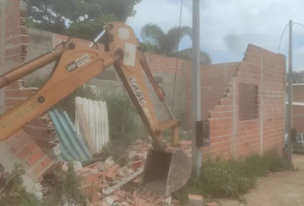 Prefeitura desfaz ocupação irregular em área pública na APA do Campo Grande