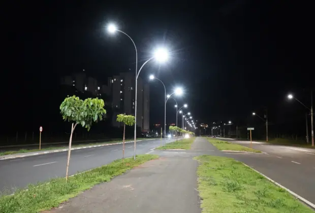 Primeiro trecho da nova iluminação em LED no canteiro central da Avenida Brasil é concluído