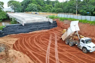 Prefeitura inicia aterramento e compactação das cabeceiras da nova ponte da Avenida Brasil