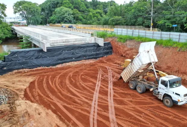 Prefeitura inicia aterramento e compactação das cabeceiras da nova ponte da Avenida Brasil
