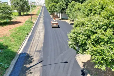 Obra de infraestrutura urbana prossegue na Rua Tarquinio dos Santos com instalação de pavimentação asfáltica