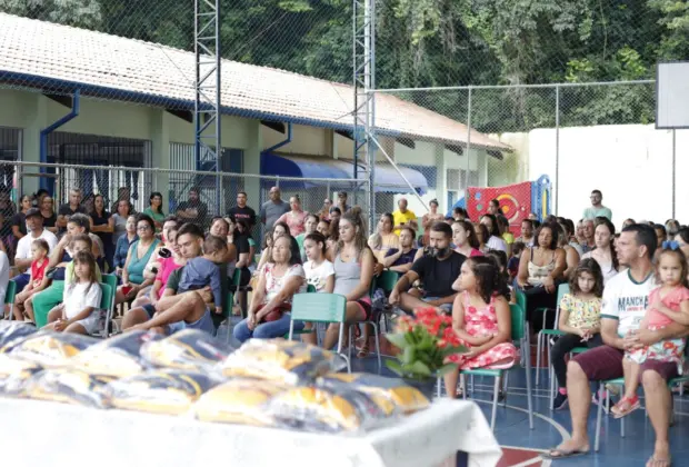 Prefeitura de Amparo distribui uniformes e kits escolares gratuitos para 5 mil alunos na rede municipal de ensino