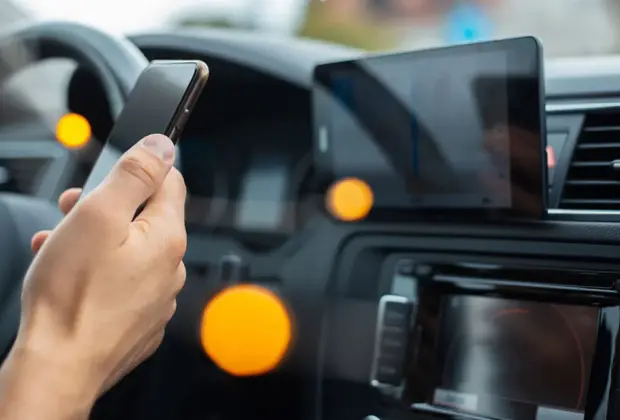 Uso do celular ao volante é o que mais incomoda motoristas que trafegam pelas rodovias administradas pela Renovias
