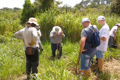 De Olho nos Rios e comunidade rural de Cosmópolis fazem mutirão de enriquecimento ambiental para recuperação de área degradada