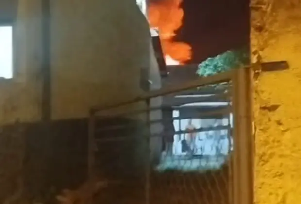 Incêndio em Pátio de Ônibus Escolares em Jaguariúna Desafia Autoridades Locais
