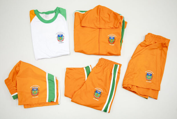 Prefeitura entrega kits de uniforme escolar para estudantes da rede