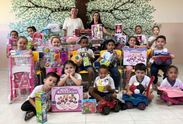 Secretaria de Educação entrega brinquedos novos para as Pré-Escolas municipais.