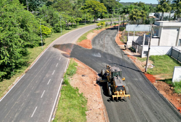 Rua José Bueno Ávila começa a receber pavimentação e via ganha nova alça de acesso