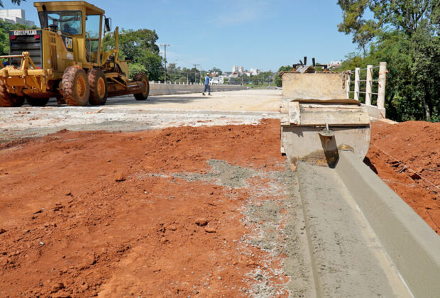 Nova ponte da Avenida brasil começa a receber a instalação de guias e sarjetas
