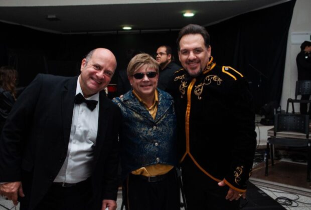 75 ANOS: Orquestra de Artur Nogueira divide palco com cover oficial do Elton John