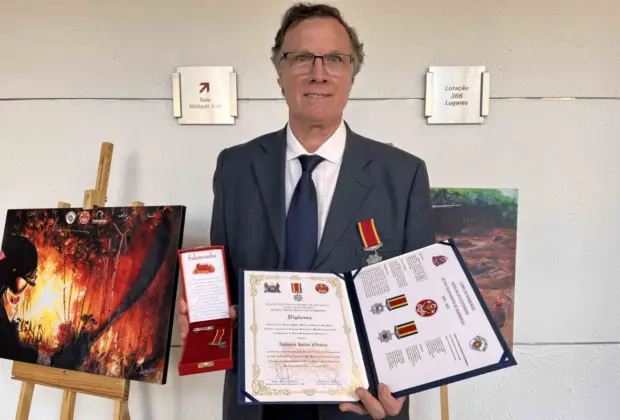 Prefeito Toninho Bellini recebe medalha de honra do Corpo de Bombeiros
