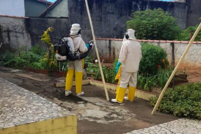 Saúde realiza ações de combate à dengue com nebulização costal e bloqueio de criadouros