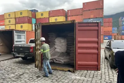 Polícia encontra meia tonelada de cocaína em contêiner de açúcar no litoral de SP