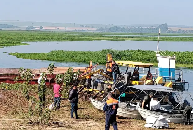 Defesa Civil de Campinas presta apoio para retirada de peixes mortos no Rio Piracicaba