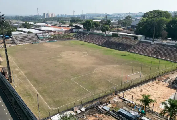 Arquibancada de aço do campo do Camacho é retirada para continuidade da reforma do Estádio Municipal