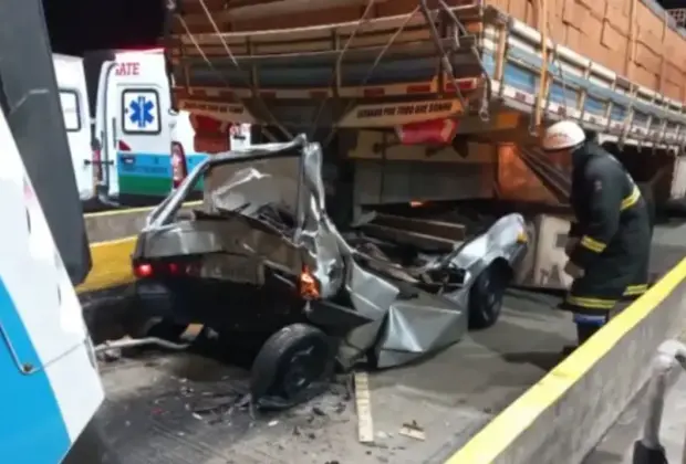 Tragédia no pedágio de Igaratá: Gol com placas de Jaguariúna é prensado por caminhões e deixa quatro mortos