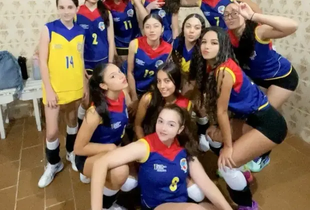 VÔLEI FEMININO DE SANTO ANTÔNIO DE POSSE CONQUISTA CLASSIFICAÇÃO INÉDITA PARA AS SEMI DA ADR