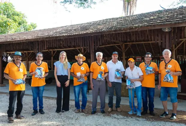  Grupo da Terceira Idade visita museu de Holambra em celebração antecipada do dia dos pais