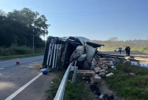 Caminhão tomba e interdita Rodovia João Beira, em Jaguariúna, nos dois sentidos